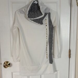 White tunic with grey and gold accents